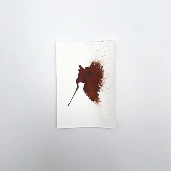 Prøve på brændt sienna tegneblæk på akvarelpapir med gradient- og spredeeffekt.