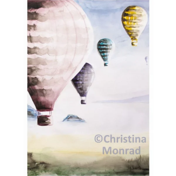 Akvarel af flere farverige luftballoner svævende over et tåget landskab med bløde bjerge i baggrunden.