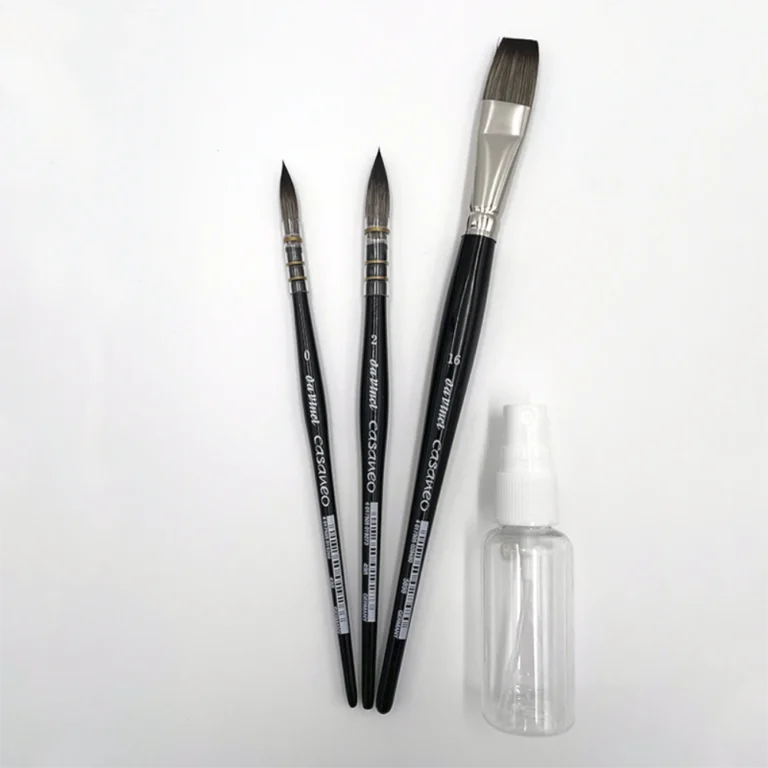 Med da Vinci Casaneo får du nogle super gode akvarelpensler, som kan holde masser af vand og farve. Indeholder pensler i tre størrelser og vandforstøver