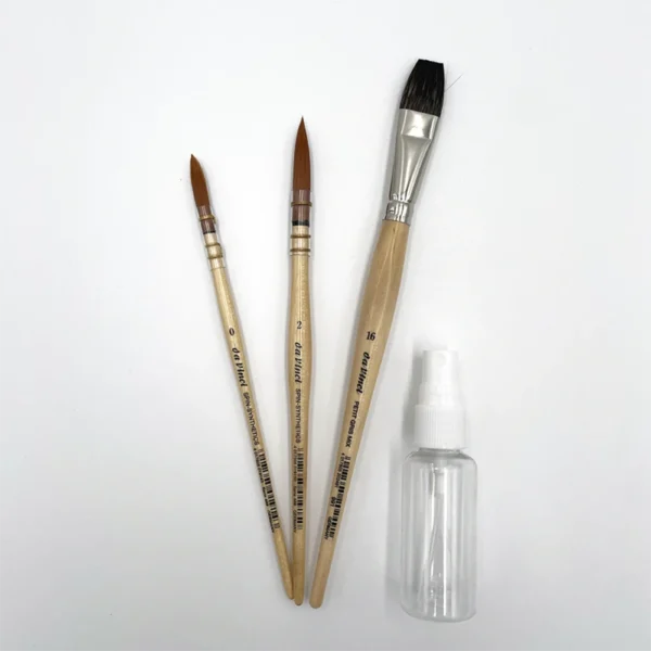 Akvarelpensler sæt, mix 6 Med mix akvarelpensel sættet får du mit bedste bud på et komplet sæt akvarelpensler. Indeholder pensler i tre størrelser og vandforstøver