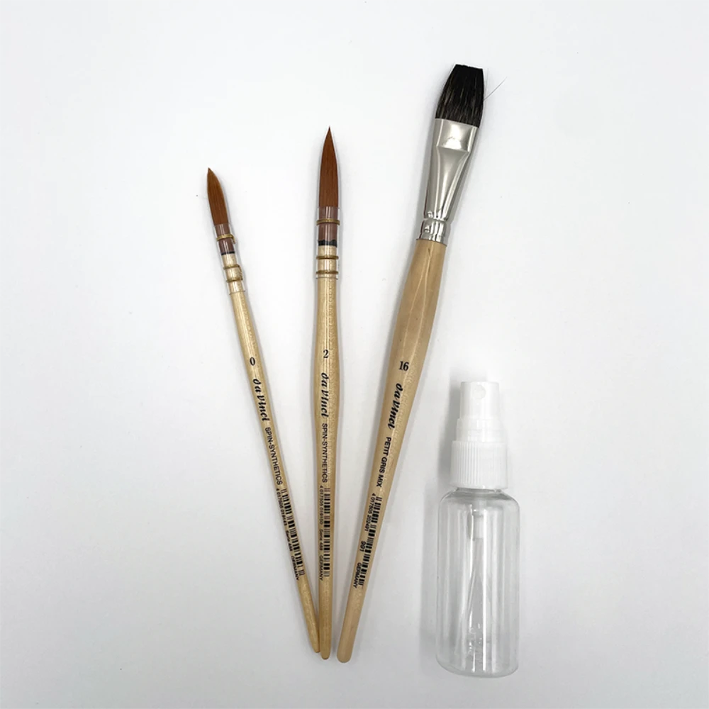 Akvarelpensler sæt, mix 1 Med mix akvarelpensel sættet får du mit bedste bud på et komplet sæt akvarelpensler. Indeholder pensler i tre størrelser og vandforstøver