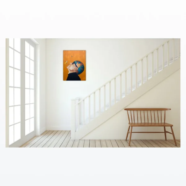 Maleri af person med verdenskort som hoved og sommerfugl på næsen hænger ved trappeopgang i lyst rum.