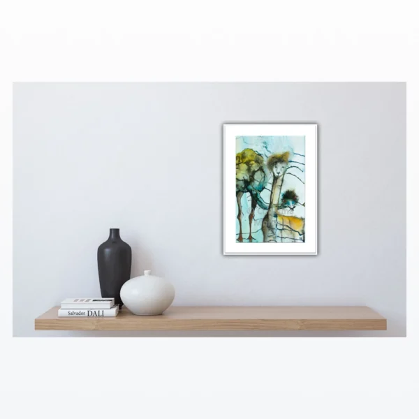 Kunstplakat med to giraffer i blå og grønne toner, omgivet af træer, hænger over moderne hylde.