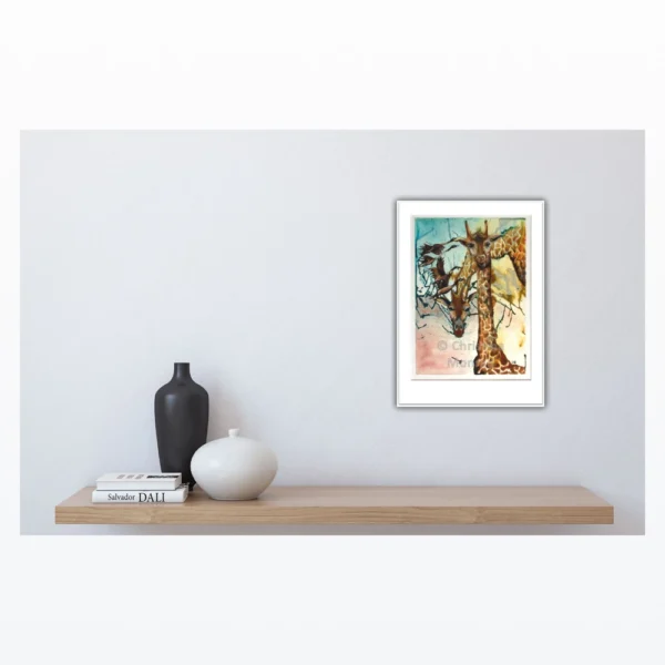 Maleri af to giraffer i naturlige omgivelser i bløde farver hænger over hylde med vaser og bøger.