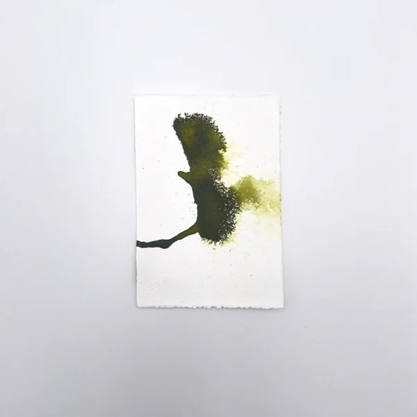 Prøve på gylden grøn tegneblæk på akvarelpapir med gradient- og spredeeffekt.