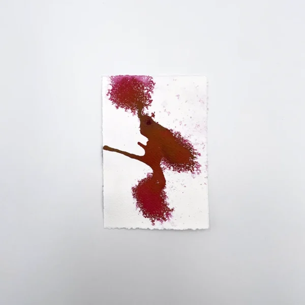 Prøve på karmin tegneblæk på akvarelpapir med gradient- og spredeeffekt.