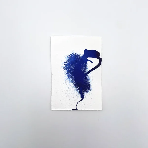 Prøve på phthalo blå tegneblæk på akvarelpapir med gradient- og spredeeffekt.