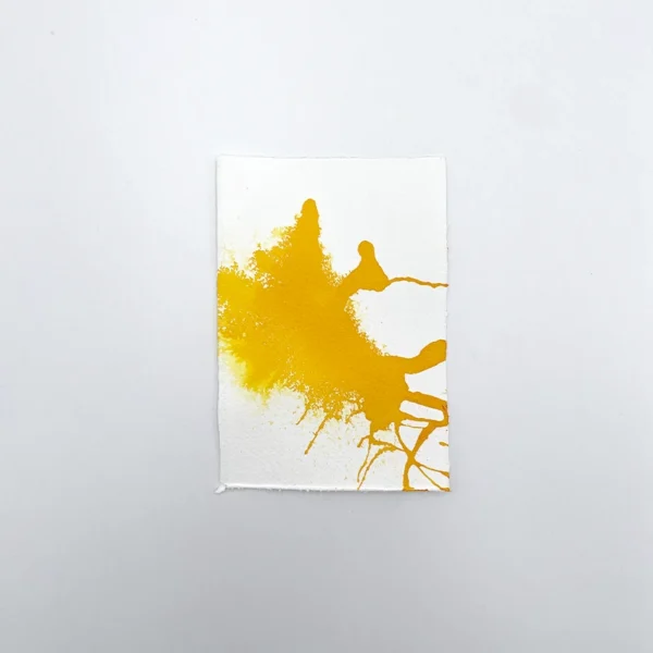 Prøve på varm gul tegneblæk på akvarelpapir med gradient- og spredeeffekt.