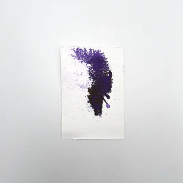 Prøve på violet tegneblæk på akvarelpapir med gradient- og spredeeffekt.