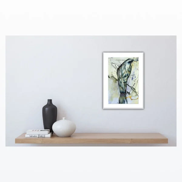 Akvarelmaleri af fugl siddende på gren i blå og grå toner, ophængt over hylde med minimalistisk pynt.