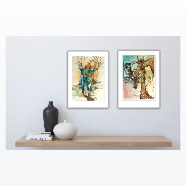 Kunstplakater af dansende par og tre vilde dyr, herunder en giraf, hænger side om side over moderne hylde.