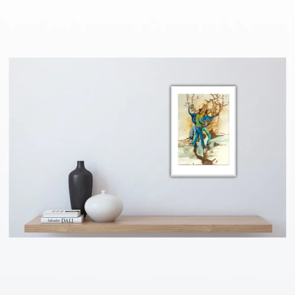 Maleri af to dansende figurer i blå og grønne toner hænger over lys træhylde i moderne interiør.