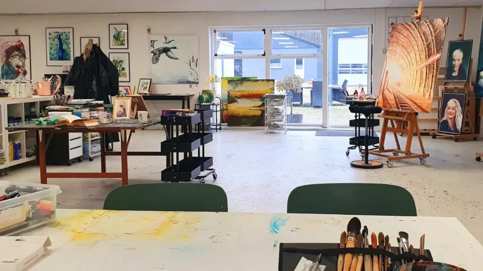 Billede fra værkstedet med masser af farver og udstyr