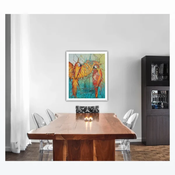 Spisestue med enkelt ophængt maleri af to papegøjer i stærke farver over træbord og moderne stole.