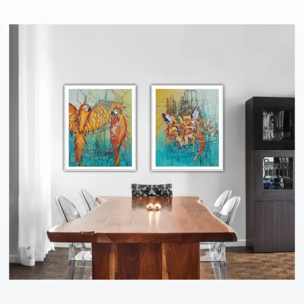 Spisestue med farverige kunstværker af papegøjer og ræv hængende over træbord og gennemsigtige stole.