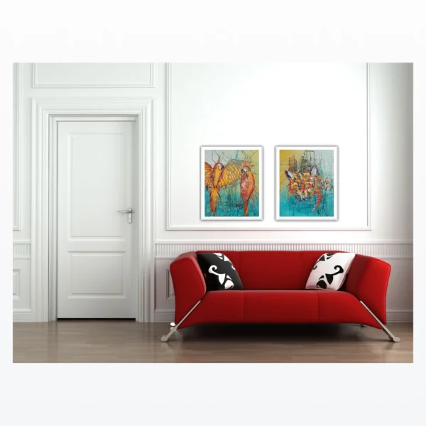 Stue med rød sofa og to farverige plakater af papegøjer og ræv på hvid væg.