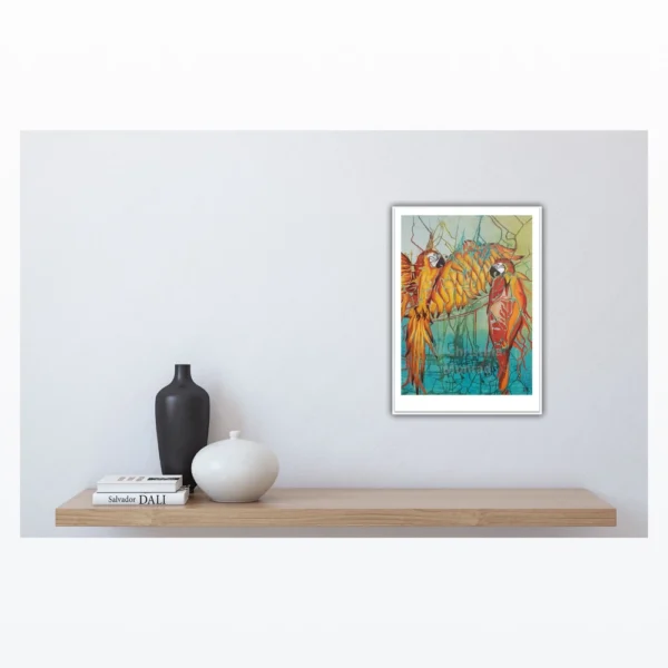 Kunstplakat med to farvestrålende papegøjer på gren hænger over hylde med bøger og keramiske vaser.