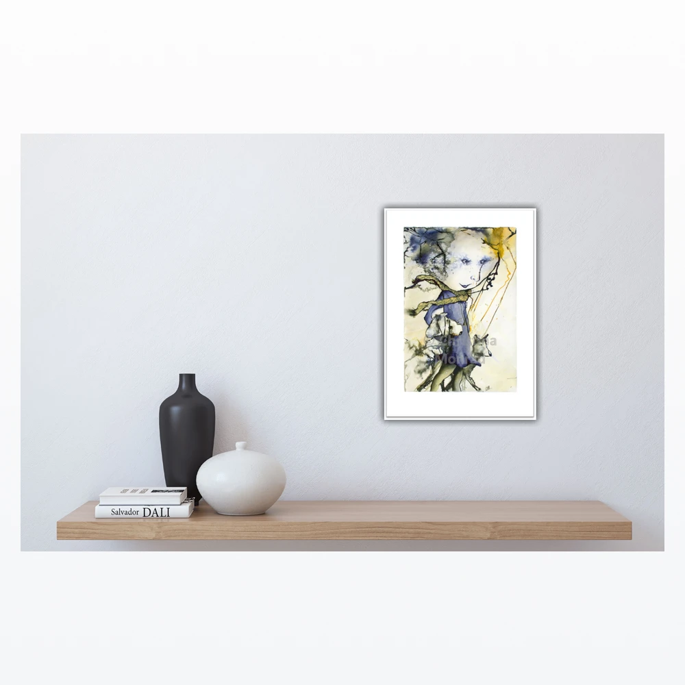 Plakat, "Pigen med hundene" 2 Kunstplakat med drømmende pige og træelementer hænger over lys træhylde med stilren dekoration.