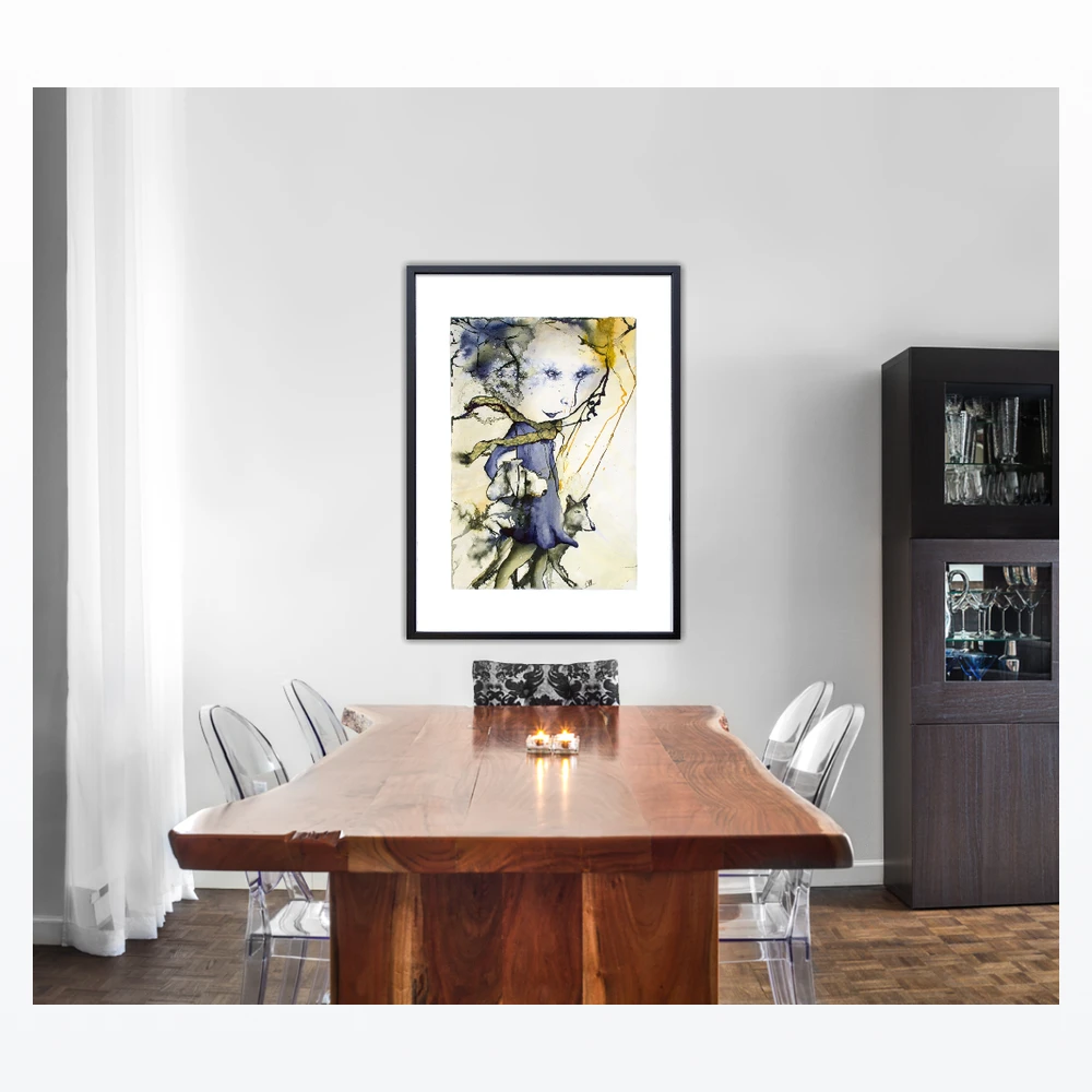 Plakat, "Pigen med hundene" 3 Spisestue med træbord og gennemsigtige stole, hvor stort kunstværk af pige med dyremotiver hænger centralt.