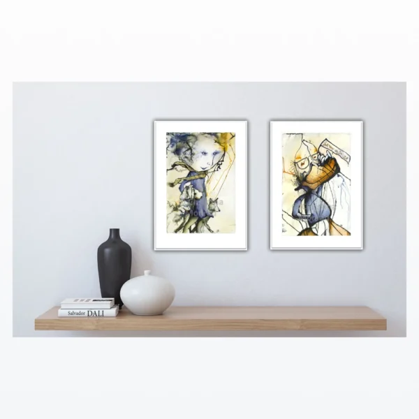 Plakat, "Pigen med hundene" 8 To fantasifulde børnetegninger i rammer hænger side om side over hylde med enkel dekoration.