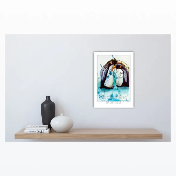 Kunstplakat med to kejserpingviner i kærlig gestus hænger over stilren hylde i minimalistisk interiør.