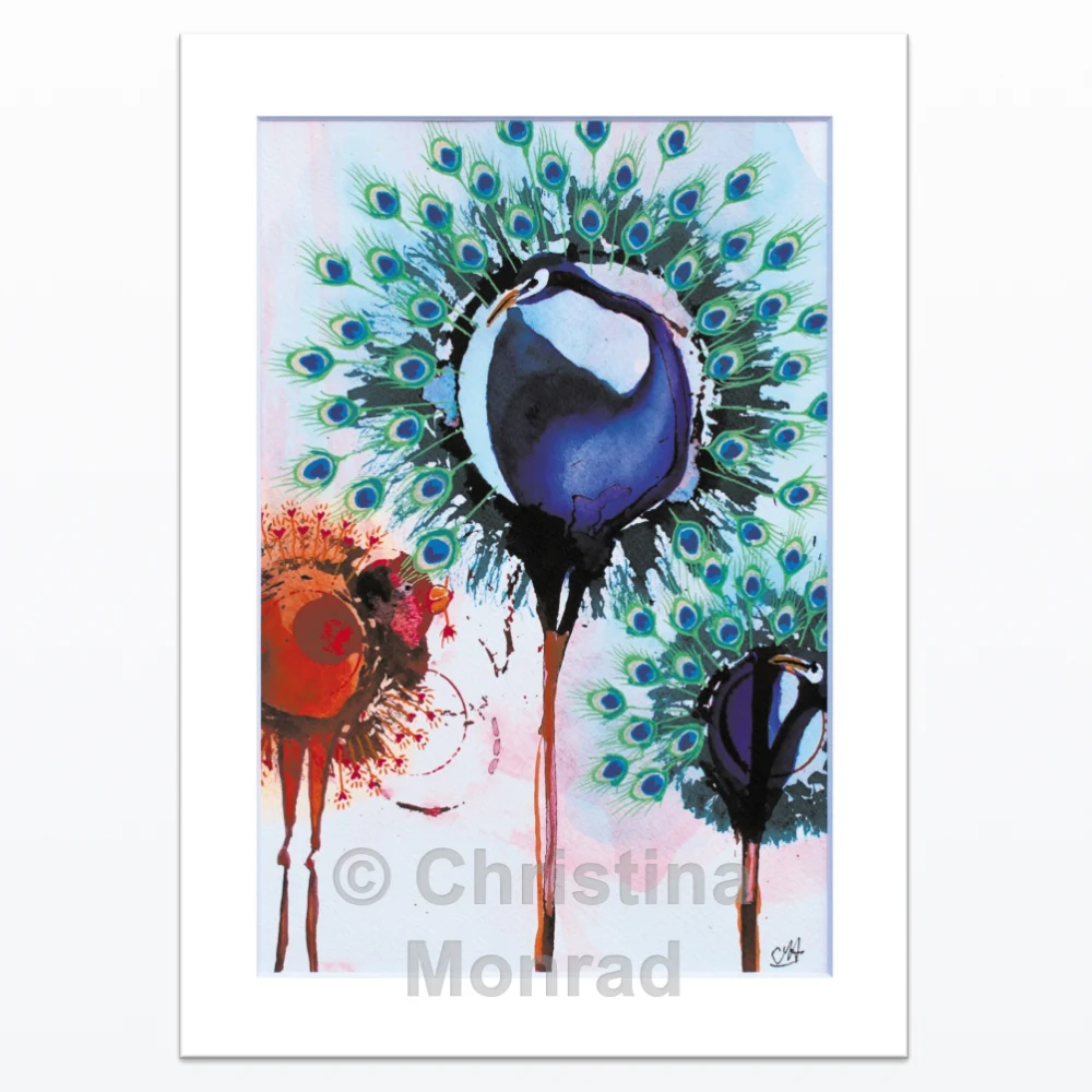 Plakat, "Påfuglens bejler" 1 Farverig kunstplakat af en abstrakt påfugl med udbredt fjerpragt i grønne og blå nuancer, flankeret af to figurer, af Christina Monrad.