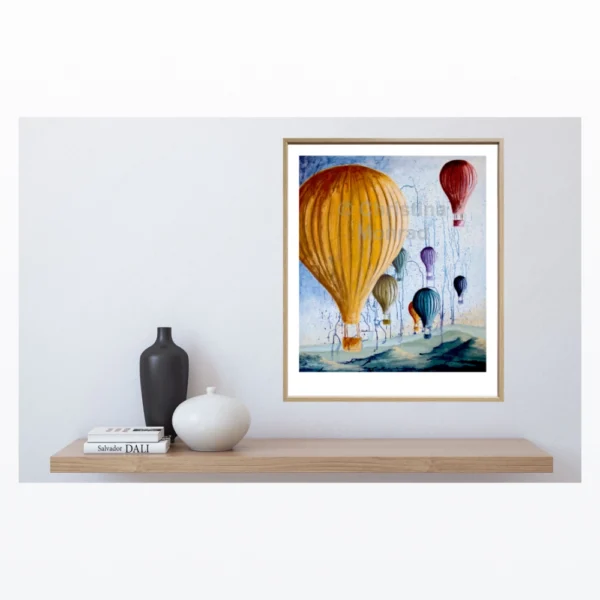 Moderne indretning med træhylde og keramiske vaser, dekoreret med farverigt maleri af luftballoner i bevægelse over bølgende landskab.