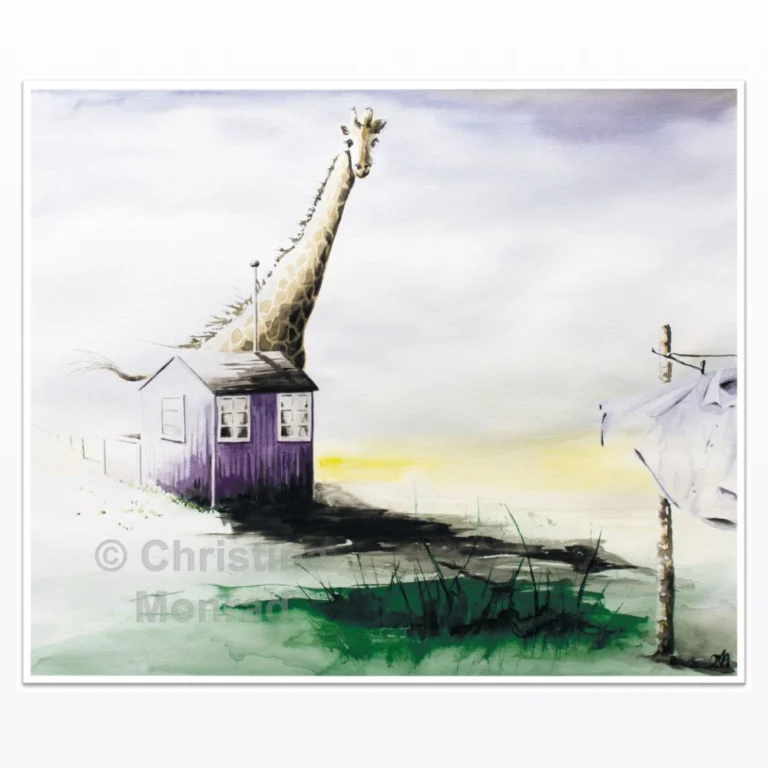 Surrealistisk maleri af en giraf, der stikker hovedet ud af taget på et lilla hus, med tørresnor og landskab i baggrunden, malet af Christina Monrad.