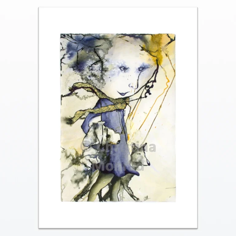 Drømmende akvarel af pige i blå kjole med tørklæde, omgivet af abstrakte grene og en ulv i baggrunden, malet af Christina Monrad.