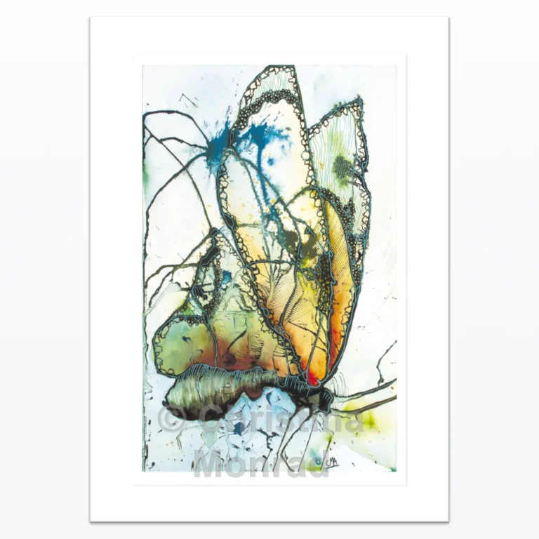 Abstrakt akvarel- og blækillustration af en sommerfugl med transparente vinger i gule, blå og grønne nuancer, malet af Christina Monrad.