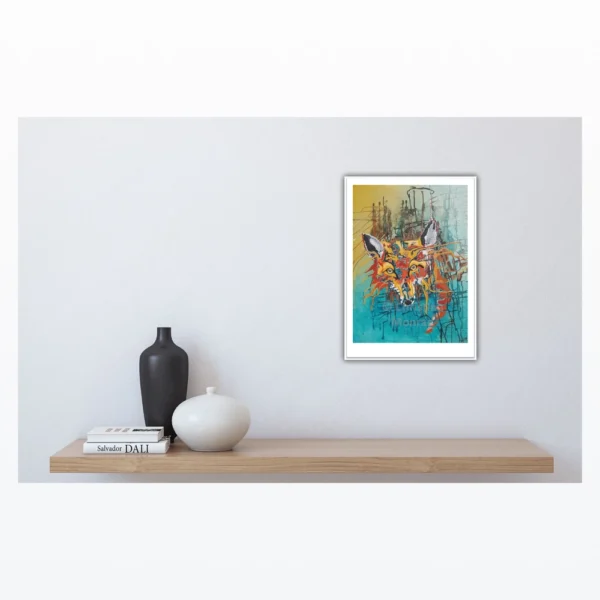 Lyst interiør med træhylde og farverig kunstplakat af ræv, flankeret af moderne keramik og bøger.