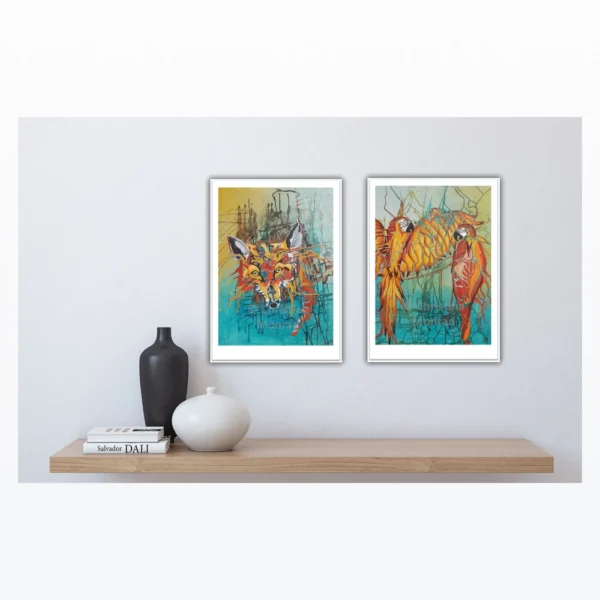 To farverige kunstplakater af ræv og papegøjer hænger side om side over enkel træhylde.