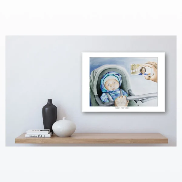 Akvarelmaleri af baby i autostol vises i hvid ramme over hylde med enkle pyntegenstande.
