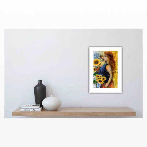 Lyst rum med træhylde og kunstplakat af kvinde med solsikker, omgivet af minimalistisk dekoration.