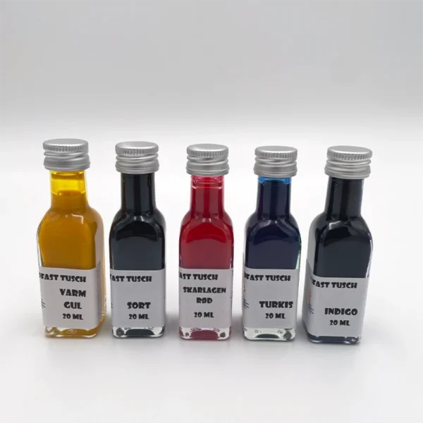 Fem flasker flydende tusch i farverne varm gul, sort, skarlagen rød, turkis og indigo.
