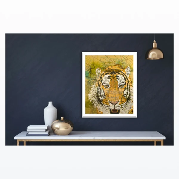 Kunstplakat med tiger i varme farver hænger på mørkeblå væg over marmorbord med dekorative elementer.