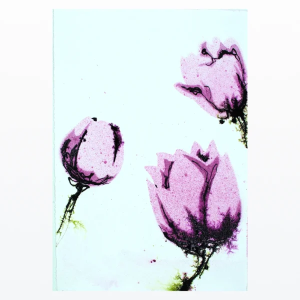 Billede med tre detaljerede blomster i pink og sort med stængler, skabt med spraymaling og stencil.