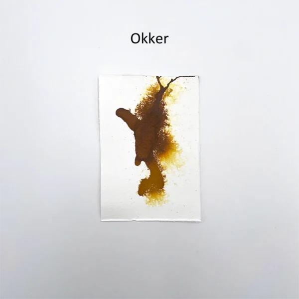 Tusch-ballade startsæt, "naturfarver" 13 Farveprøve med okker tusch på akvarelpapir med brun-gule nuancer og uregelmæssig stænk.