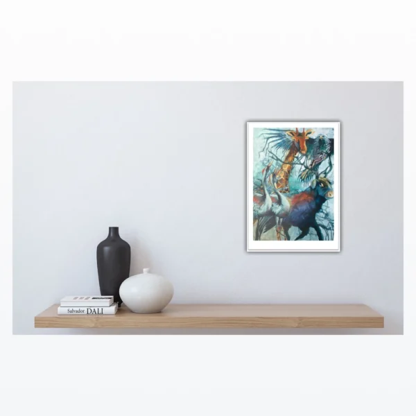 Moderne interiør med lyst træhylde og hvid væg, hvor farverig dyreplakat i ramme hænger over vaser og bøger.