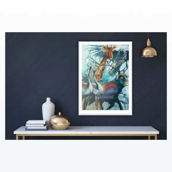 Moderne stue med mørkeblå væg, hvor farverig dyreillustration i ramme hænger over en hvid marmorkonsol med dekorative elementer som vaser og bøger.